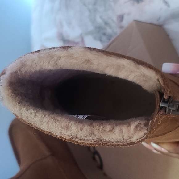 UGG - Picture 4 of 5